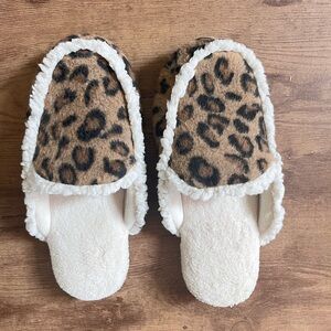 Isotoner Leopard Print Slippers machine washable Size 5.5/7.5